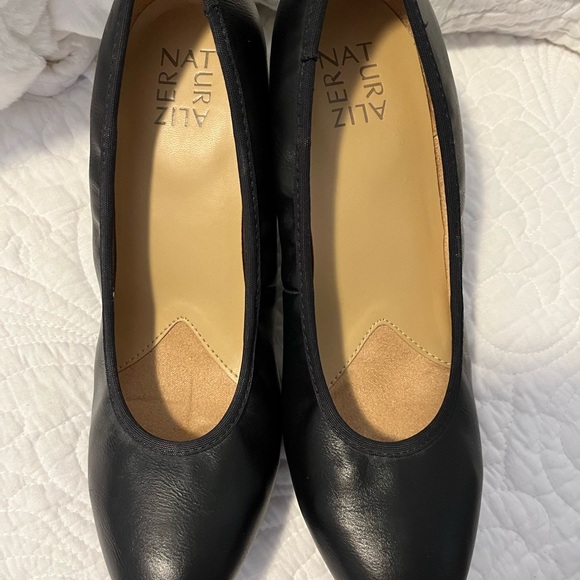 Naturalizer Black 2 1/2 inch heels Minimalist Design EUC - Picture 4 of 6